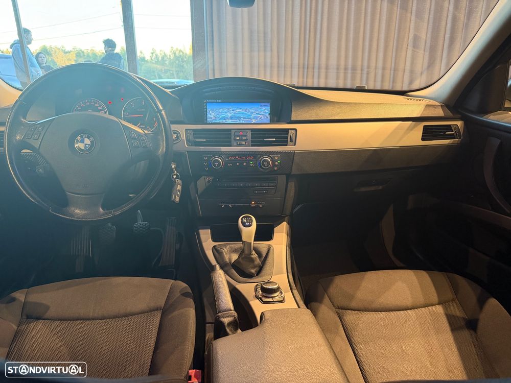 BMW 320 d Navigation Sport - 27