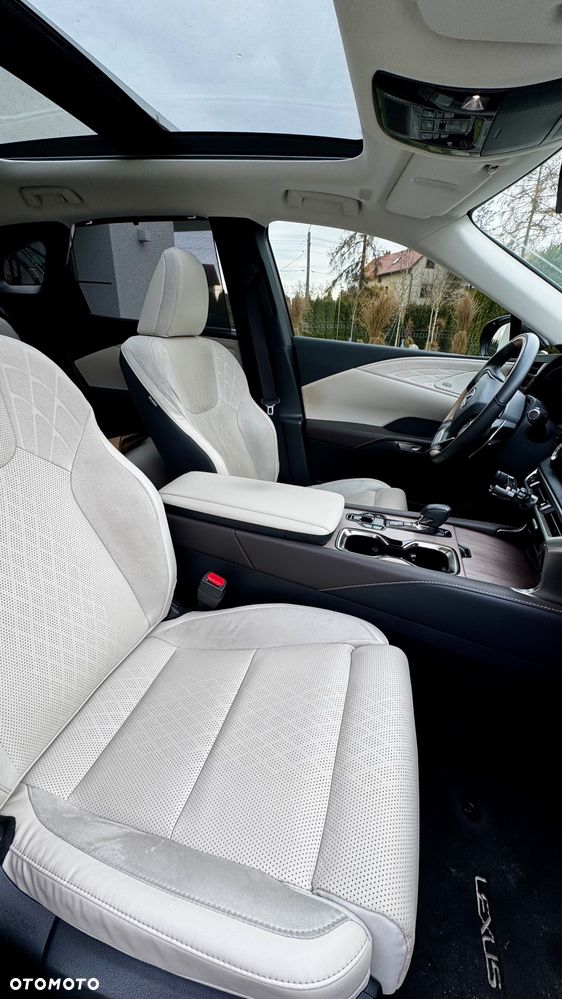 Lexus RX 450h+ Omotenashi - 8