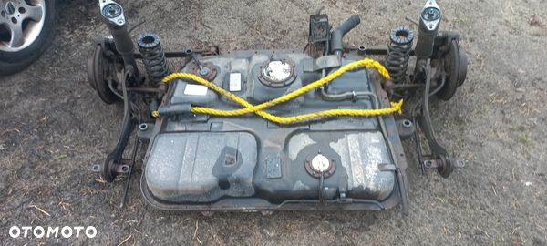 kia carens III 3 06-13 zbiornik paliwa zawieszenie tył  poznań