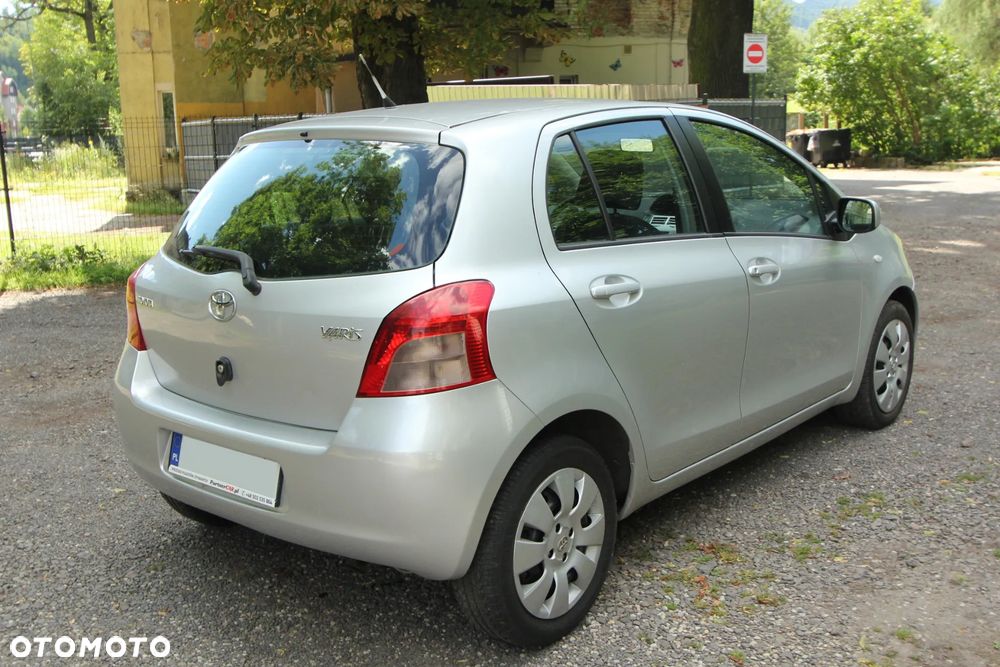 Toyota Yaris 1.3 - 4