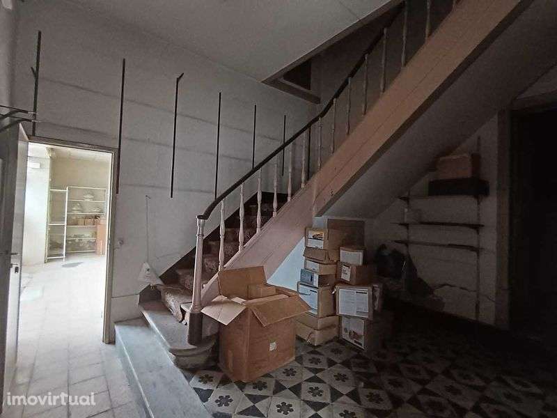 MORADIA CENTENÁRIA PARA REMODELAÇÃO TOTAL NO CENTRO DE ALPIARÇA - Grande imagem: 3/12