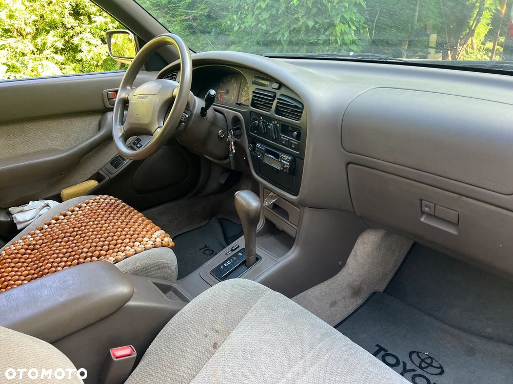 Toyota Camry 3.0 V6 LE - 2