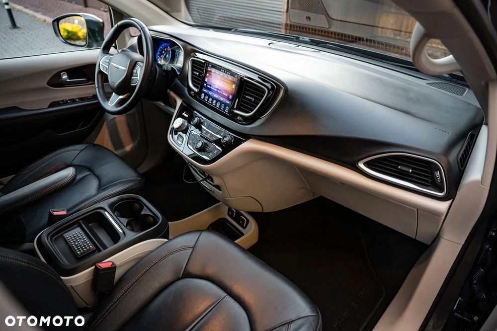 Chrysler Pacifica - 35
