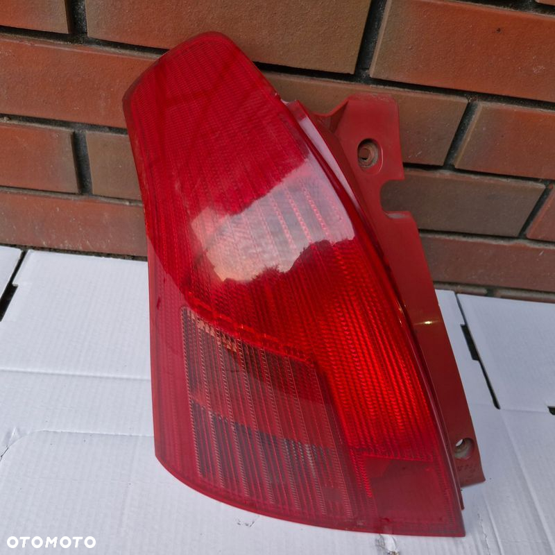 LAMPA LEWA TYŁ SUZUKI SWIFT IV P4476L - 2