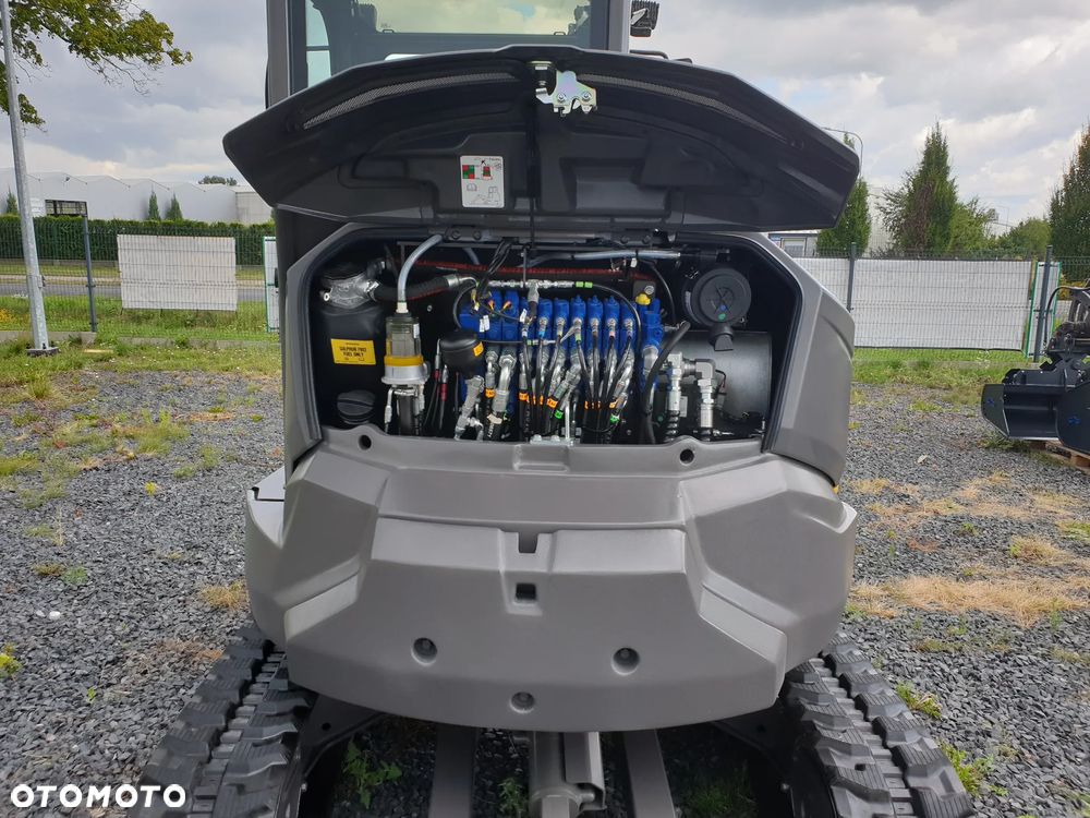 Volvo ECR40F KLIMATYZACJA NOWA DOSTĘPNA OD RĘKI, SZYBKOZŁĄCZE, DŁUGIE RAMIĘ, OBRÓT W OBRYSIE, ŁYŻKI: 300, 600, 1200MM SKARPOWA HYDRAULICZNA STEROWANA Z JOYSTICKA, PŁYWAJĄCY LEMIESZ SPYCHARKOWY - 24