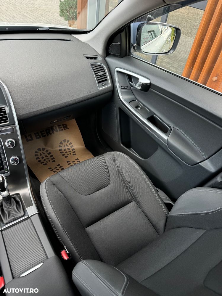Volvo XC 60 D4 AWD Geartronic Momentum - 24