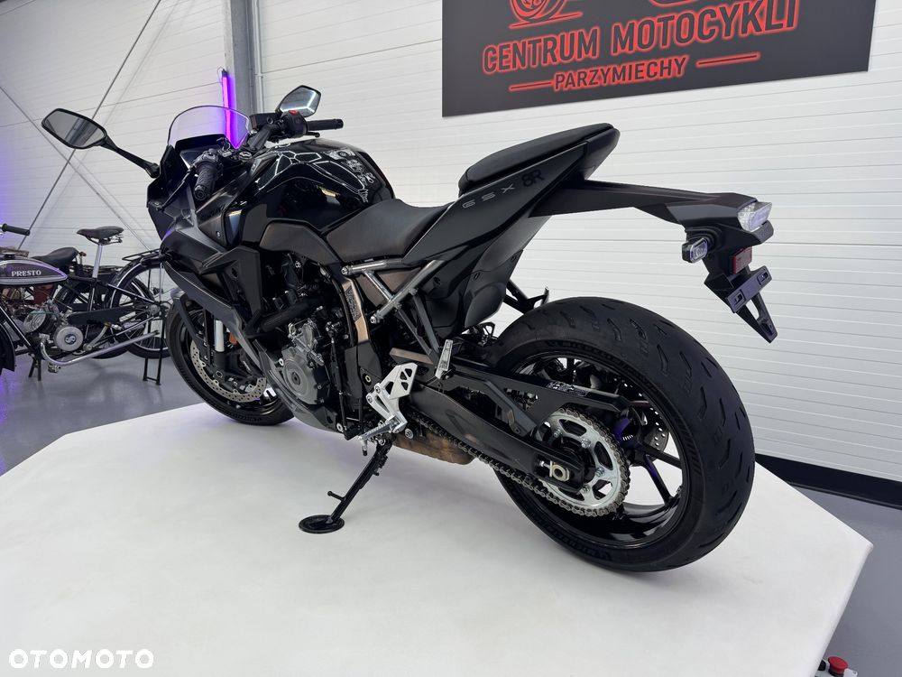 Suzuki GSX - 6
