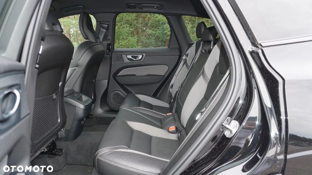 Volvo XC 60 B5 B AWD Plus Black Edition - 16