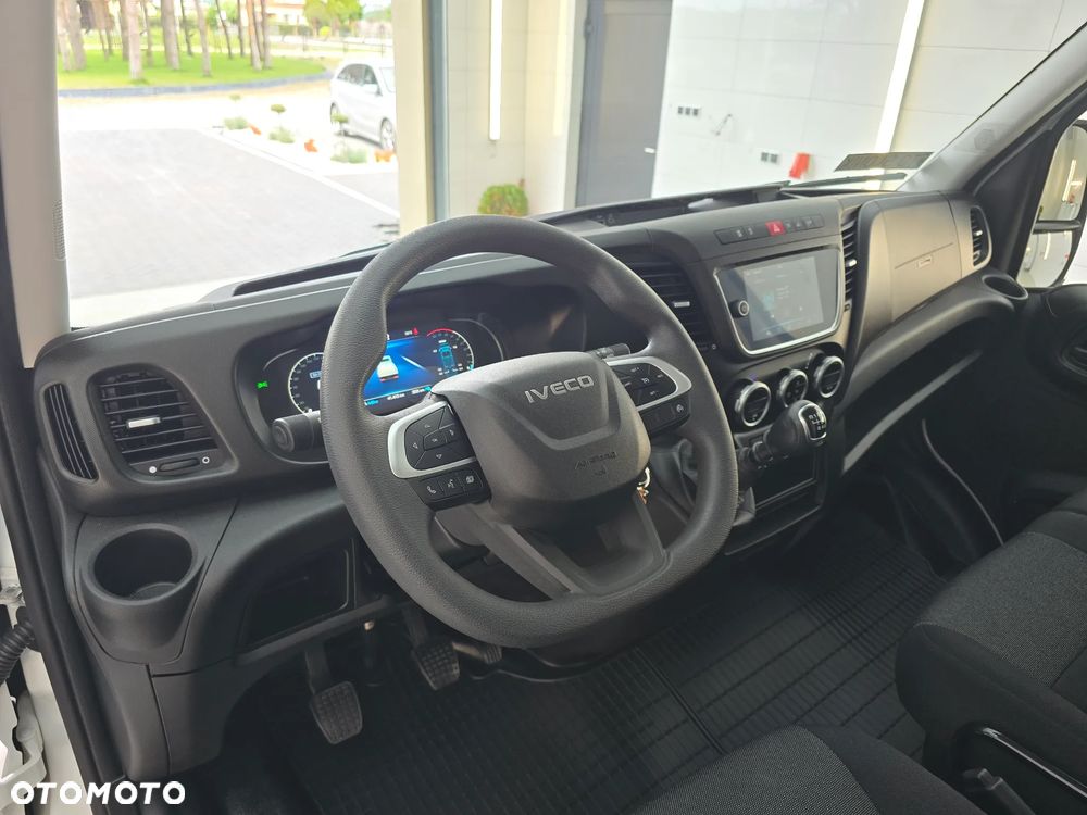 Iveco DAILY 35C16 / 50C16 KONTENER 8PALET WINDA DHOLLANDIA 750Kg 41Tyś km SERWIS ASO IVECO DO OSTATNIEGO Km STAN NOWY NOWY NOWY NA GWARANCJI BOGATA OPCJA WYPOSAŻENIA ASYSTENTY KIEROWCY TEMPOMAT KLIMA KAMERA COFANIA FOTEL KIEROWCY PNEŁMATYCZNY - 29