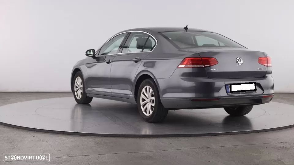 VW Passat 1.6 TDI Highline - 22