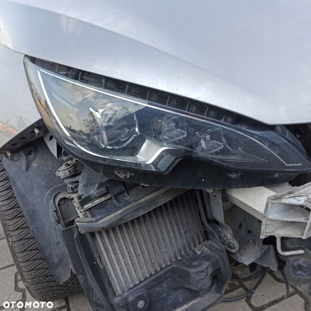 Peugeot 308 SW Lampa przód prawa KCAC