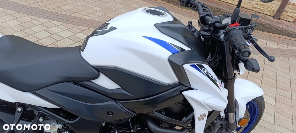 Suzuki GSX - 21