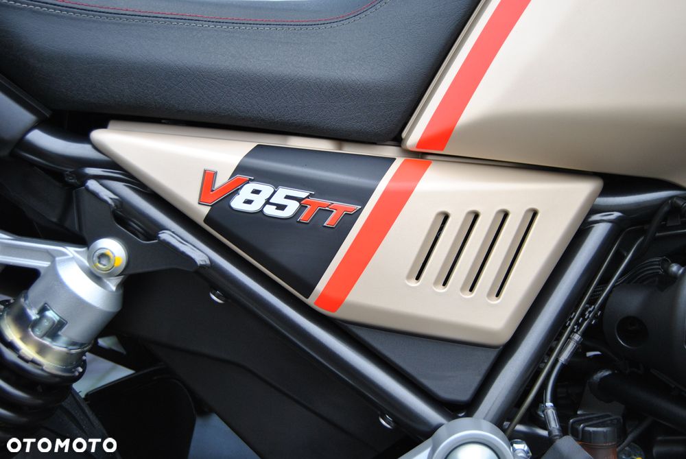 Moto Guzzi V85 - 24