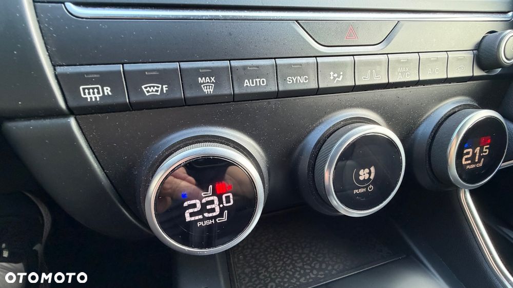 Jaguar E-Pace P250 AWD R-Dynamic - 40