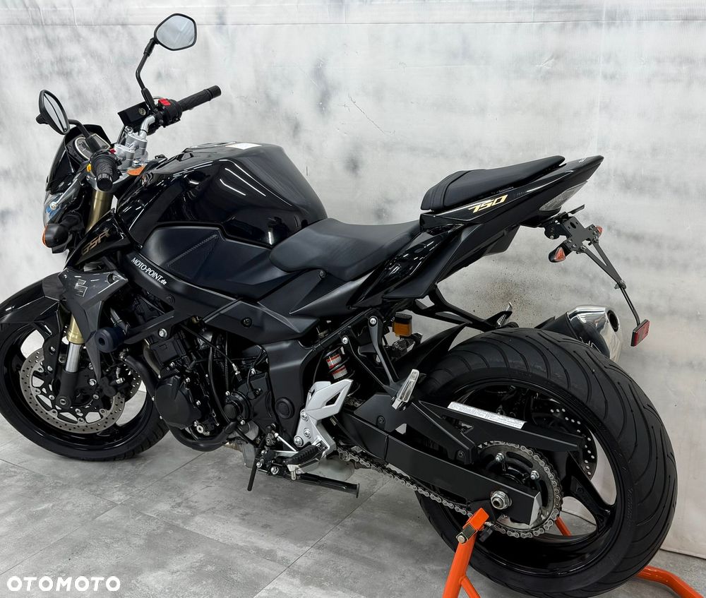 Suzuki GSR - 9