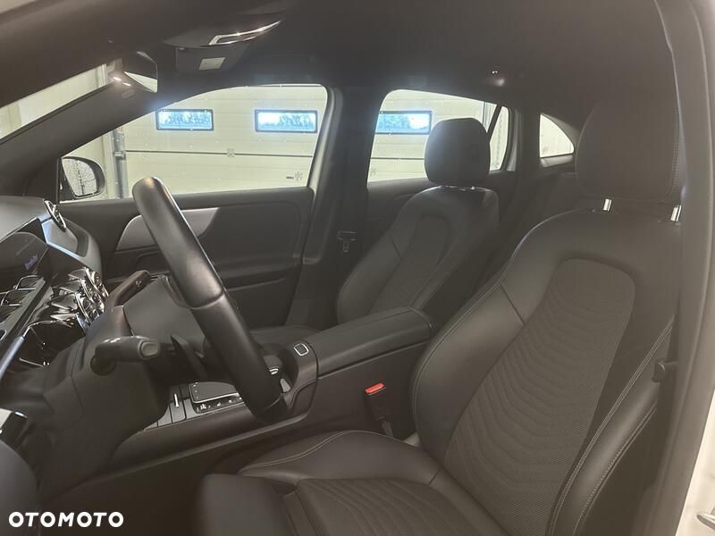 Mercedes-Benz GLA 200 - 11