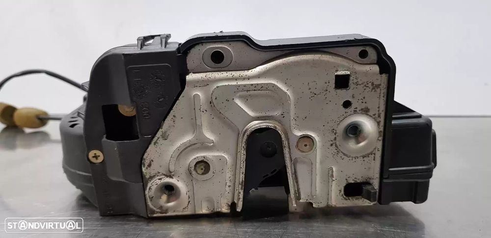 FECHADURA PORTA TRASEIRA ESQUERDA MERCEDES-BENZ CLASSE C 2006 -2037300135 - 1