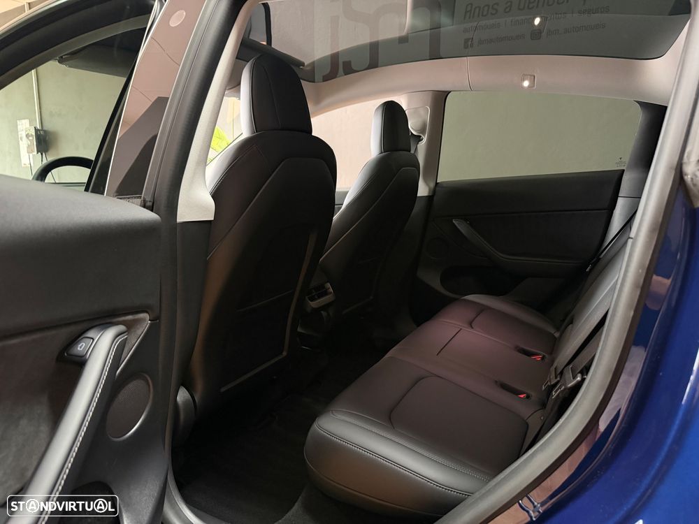 Tesla Model Y Long Range Dual Motor AWD — fotografia 11