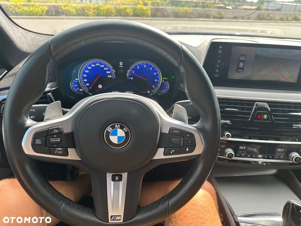 BMW Seria 5 M550i xDrive sport - 9
