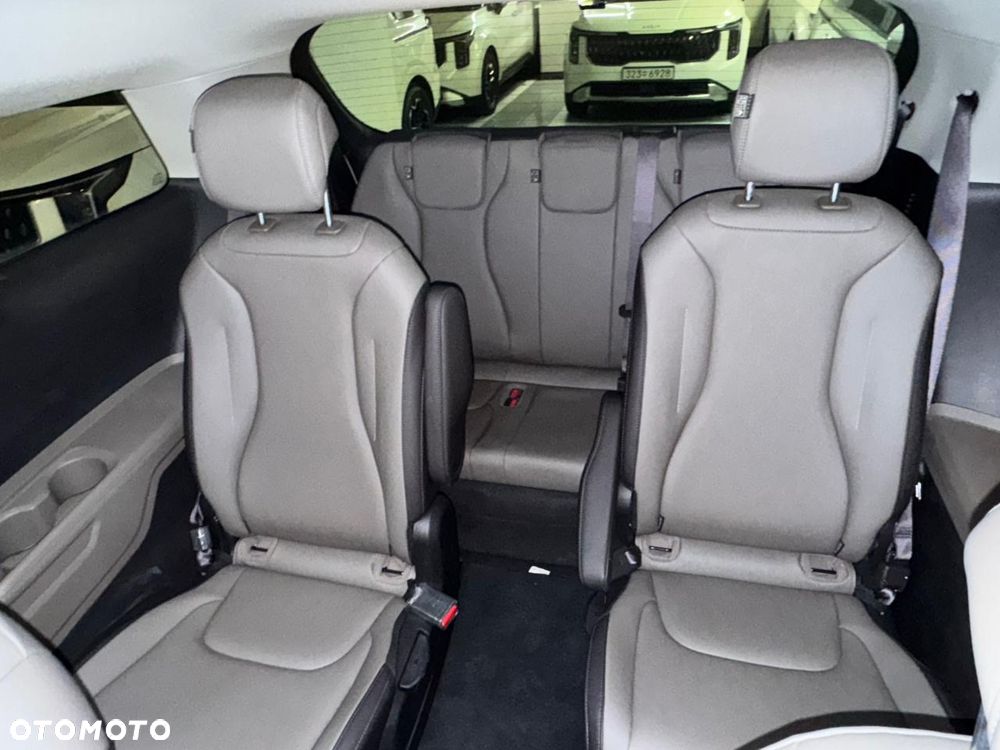 Kia Carnival - 24