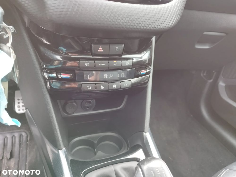 Peugeot 2008 1.6 BlueHDi Allure S&S - 12