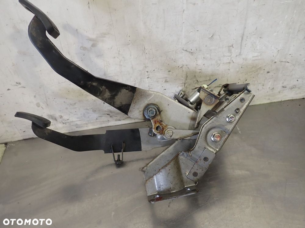 PEDAŁ SPRZĘGŁA HAMULCA SUZUKI GRAND VITARA II 1.9 - 4