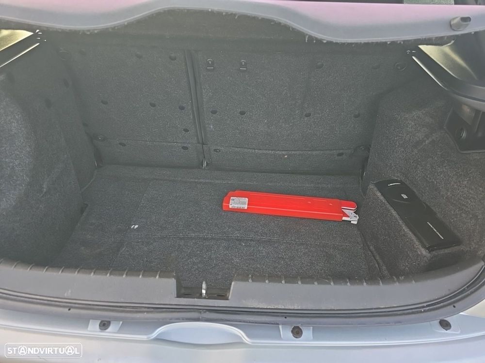 Alfa Romeo 147 1.9 JTD 16V Distinctive - 12