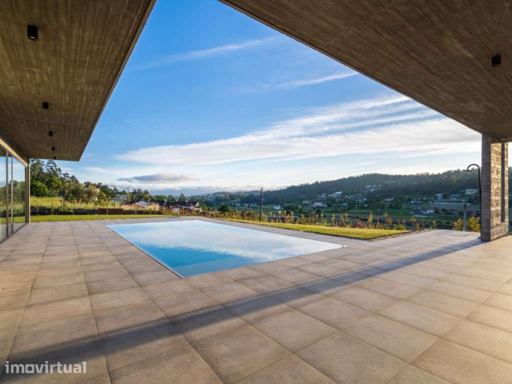 Moradia Térrea com Piscina Infinita e Vista Panorâmica sobre o Vale - Grande imagem: 2/60
