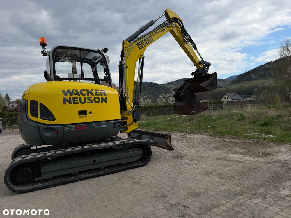 Wacker Neuson EZ53 Koparka Gąsienicowa 5,5 Tony. 2020 rok. 1772 mtg. Jak Nówka z salonu! ani deka luzów czy wycieków! Pochodzi z Gospodarstwa Norweskiego! Aktualne serwisy DEKRA BMWT 2027r. 2 łyżki. Silnik PERKINS 4 cyl. 52km. Maszyna Full wypasiona! Bogata wersja Norweska! Klima. Szybkozłącze Hydrauliczne. OKAZJA. Pełny Oryginał historia do sprawdzenia w Wacker autoryzowany! 4 sekcje Hydrauliczne. Po serwisach eksploatacyjnych. Ani Deka luzów i wycieków - 1