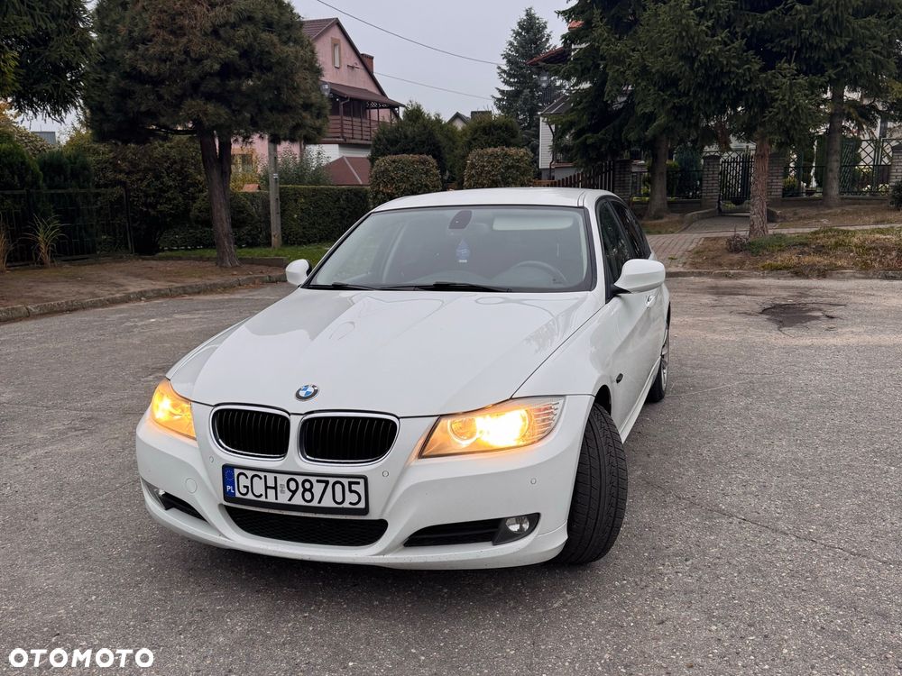 BMW 3 Series 2011 photo 2