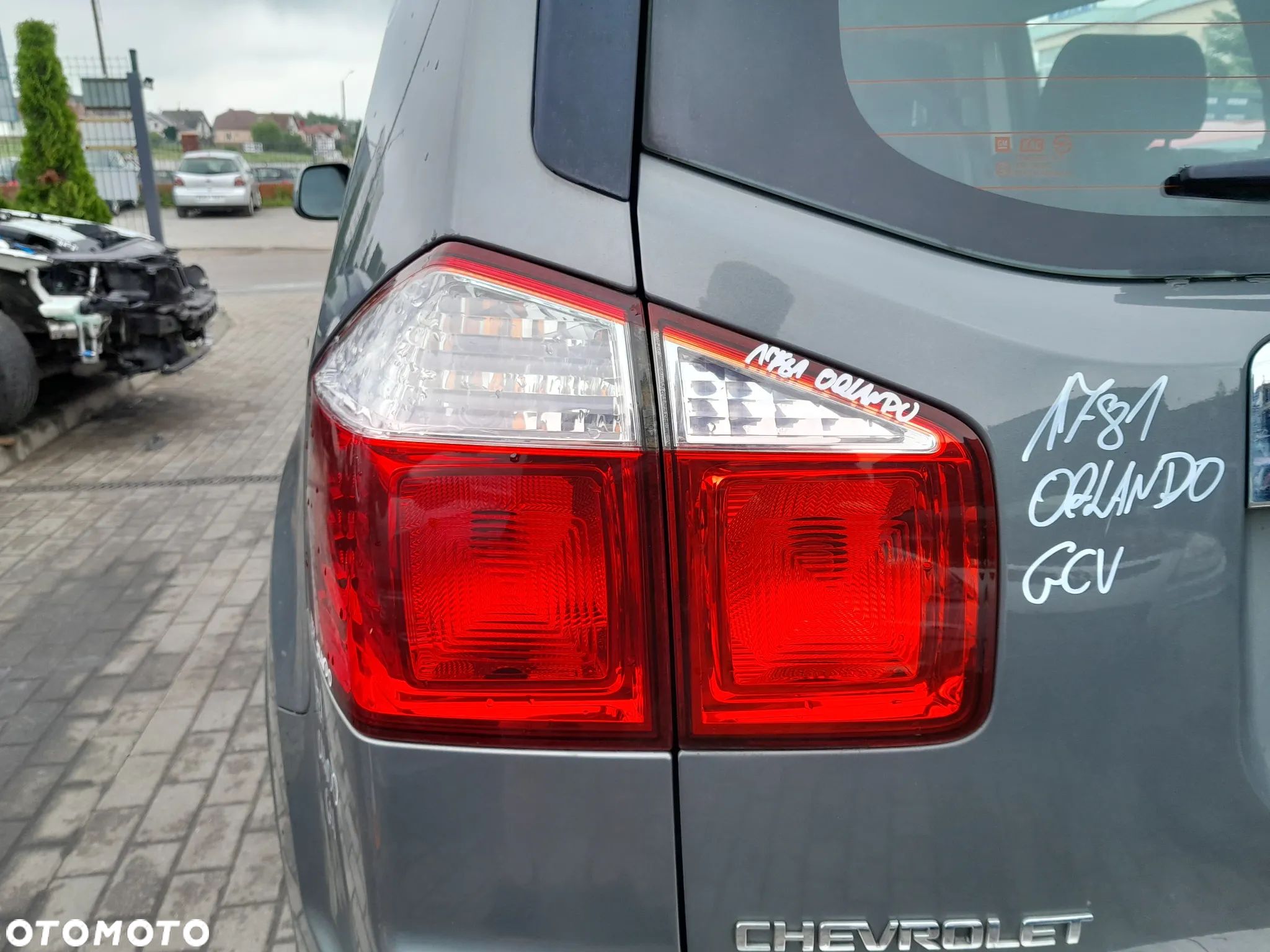 CHEVROLET ORLANDO LAMPA LEWA TYLNA LEWY TYŁ W BŁOTNIK - 1