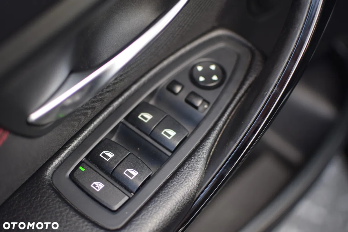 BMW Seria 3 318d Touring Sport Line - 32
