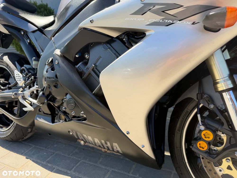 Yamaha R1 - 12