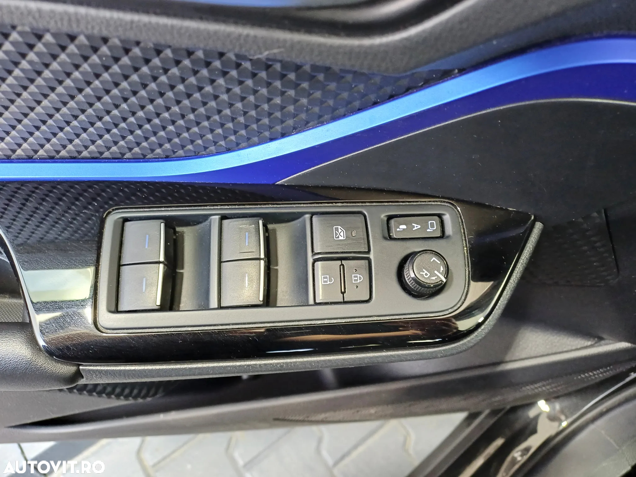 Toyota C-HR 2.0 HSD 184 CP 4x2 CVT Classy Bi-Tone - 9