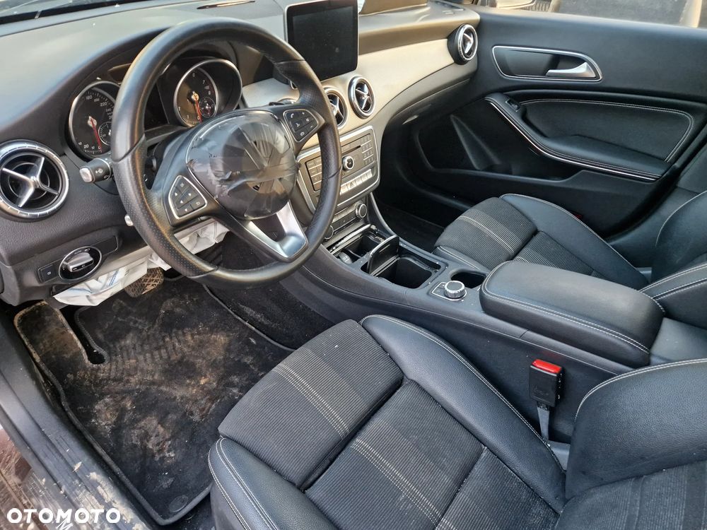 Mercedes-Benz CLA 220 4Matic 7G-DCT UrbanStyle Edition - 11