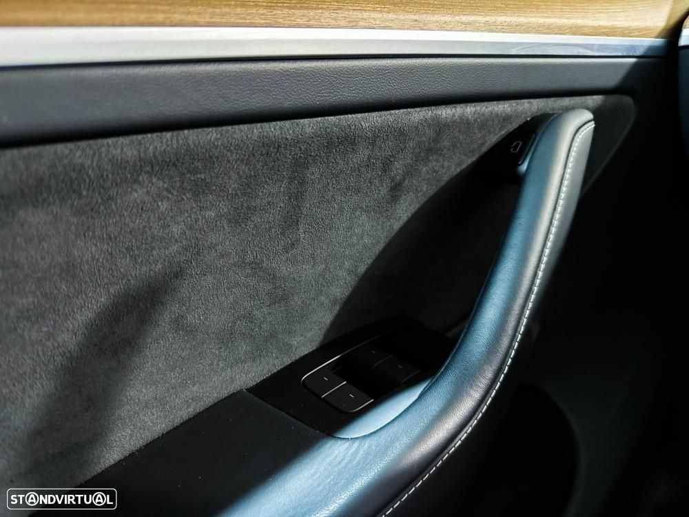 Tesla Model Y Long Range Dual Motor AWD - 27