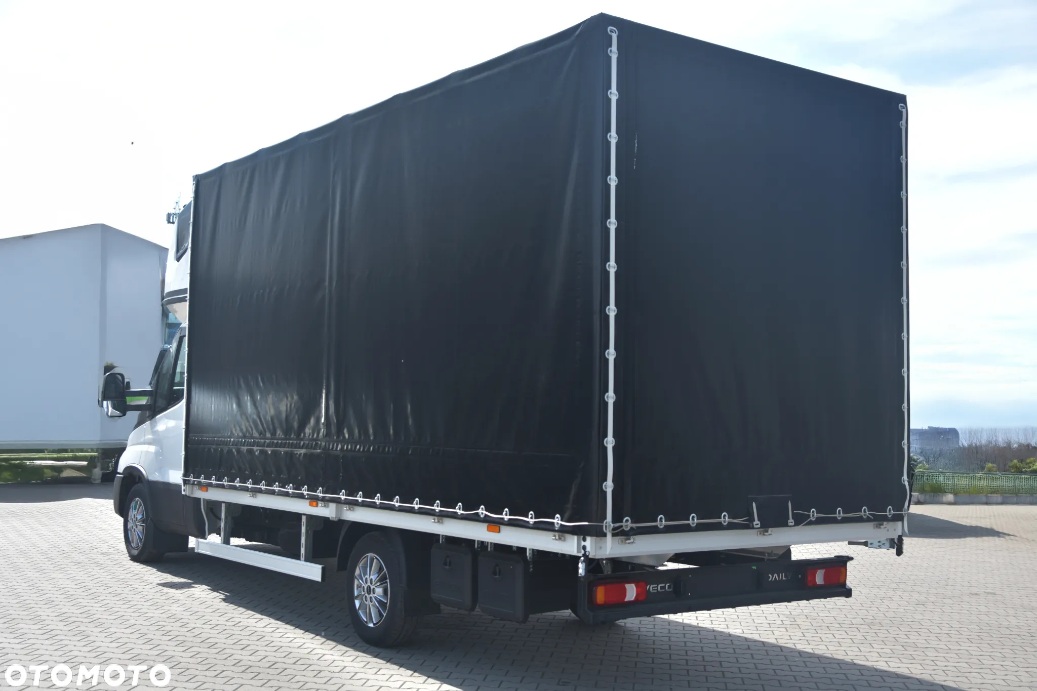 Iveco Daily zabudowa 10EP międzynarodowa kabina sypialna - 4
