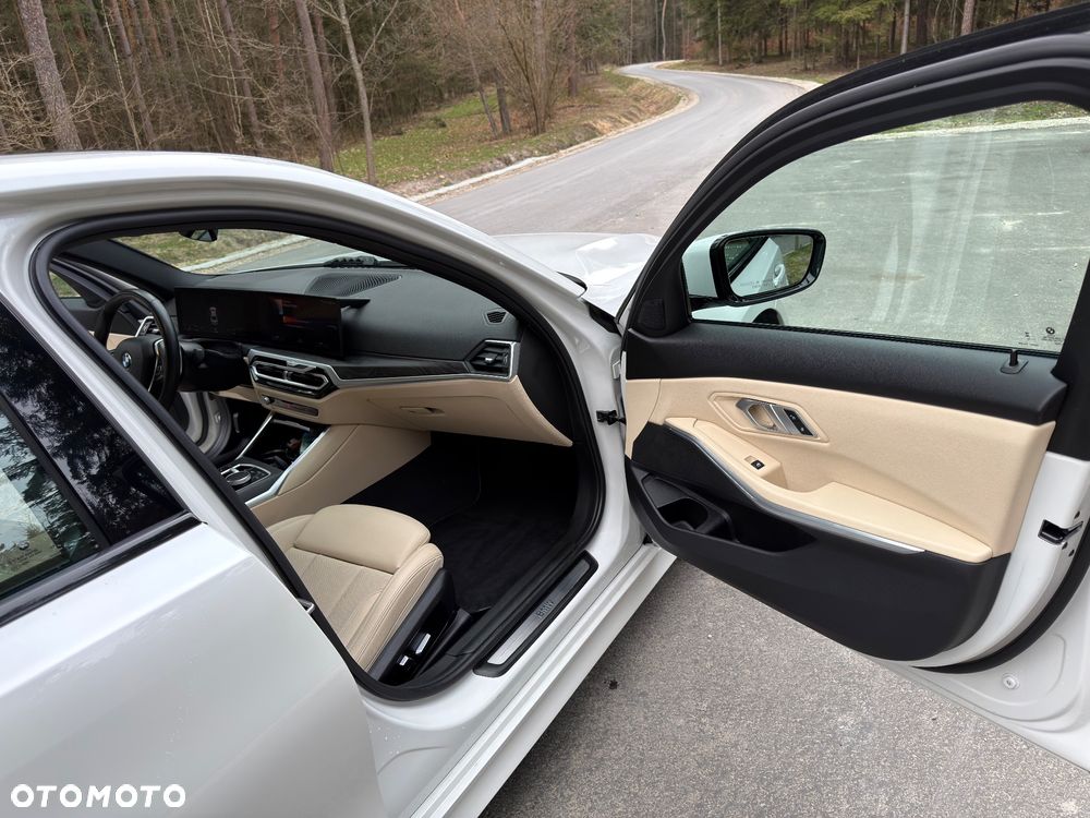 BMW Seria 3 330i xDrive Sport Line - 16