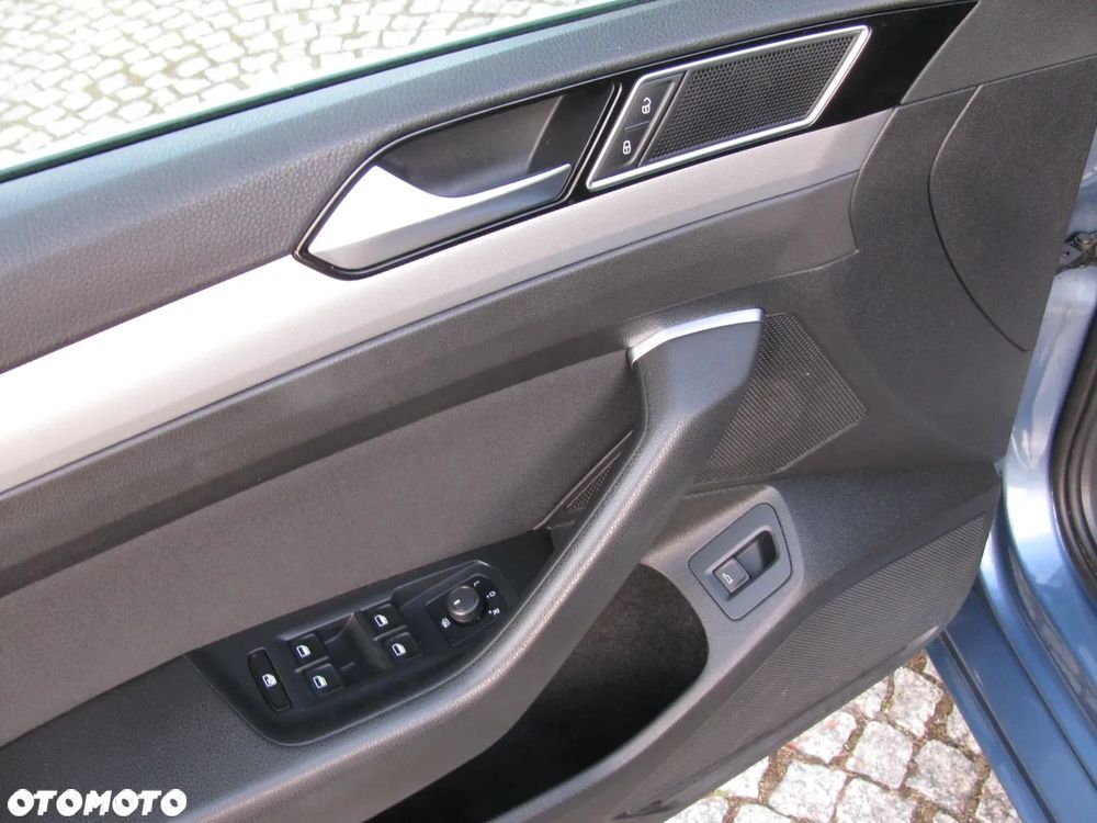 Volkswagen Passat 2.0 TDI SCR DSG Comfortline - 24