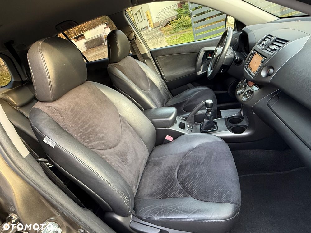 Toyota RAV4 10-13 - 23