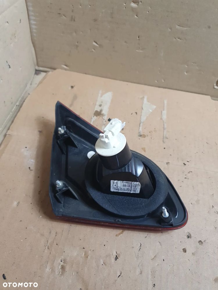 .  LAMPA TYL TYLNA PRAWA W KLAPE NISSAN QASHQAI J10 LIFT - 4