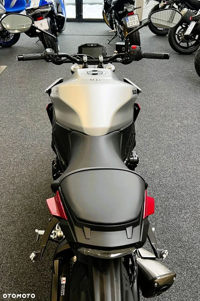 Suzuki GSX - 32