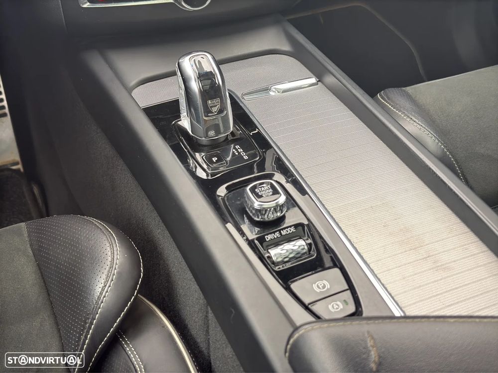 Volvo XC 60 2.0 T8 PHEV R-Design AWD - 10