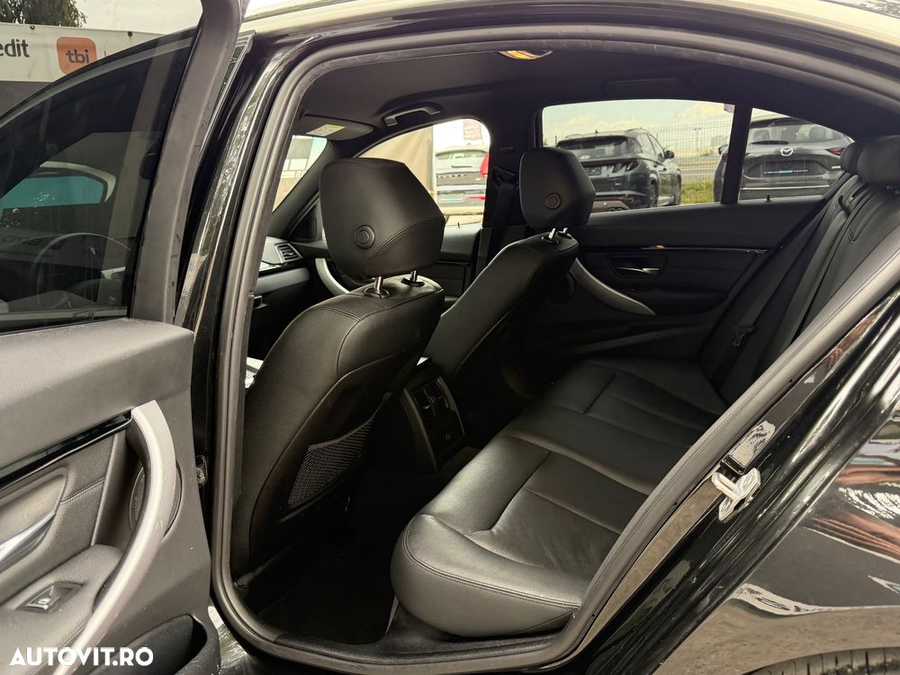BMW Seria 3 320i Aut. Luxury Line - 15