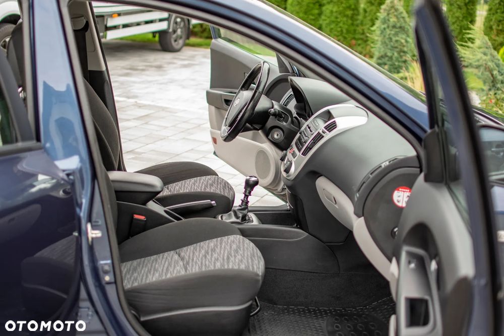 Kia Ceed - 38