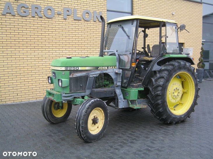John Deere 2250