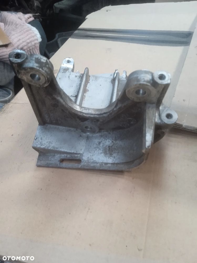 Mocowanie podstawa pompy paliwa 4.2TDI 057130147R - 3