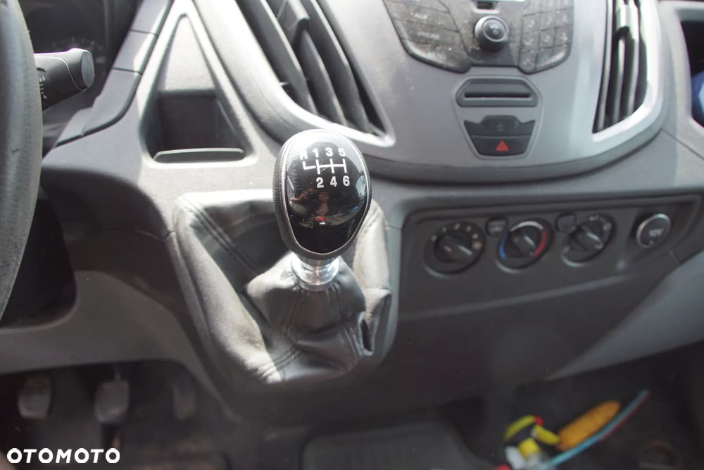 Auto na części - Ford Transit MK8 2.0 TDCI 105 KM YLF6 VMT6 7VTA 2018R Silnik Skrzynia Drzwi Maska Błotnik Zderzak Lampa Lusterko Klamka Szyba Deska Kokpit Sterownik Moduł Czujnik Licznik Panel Kierownica - 12