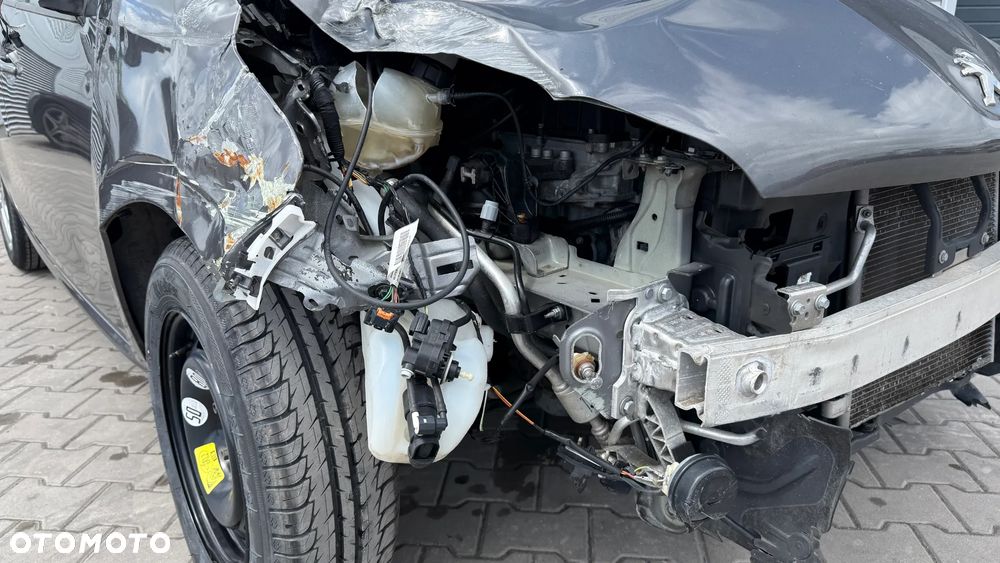 Peugeot 208 - 25