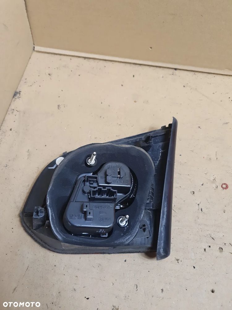 LAMPA LEWA W KLAPE VOLKSWAGEN GOLF VI 6 - 4